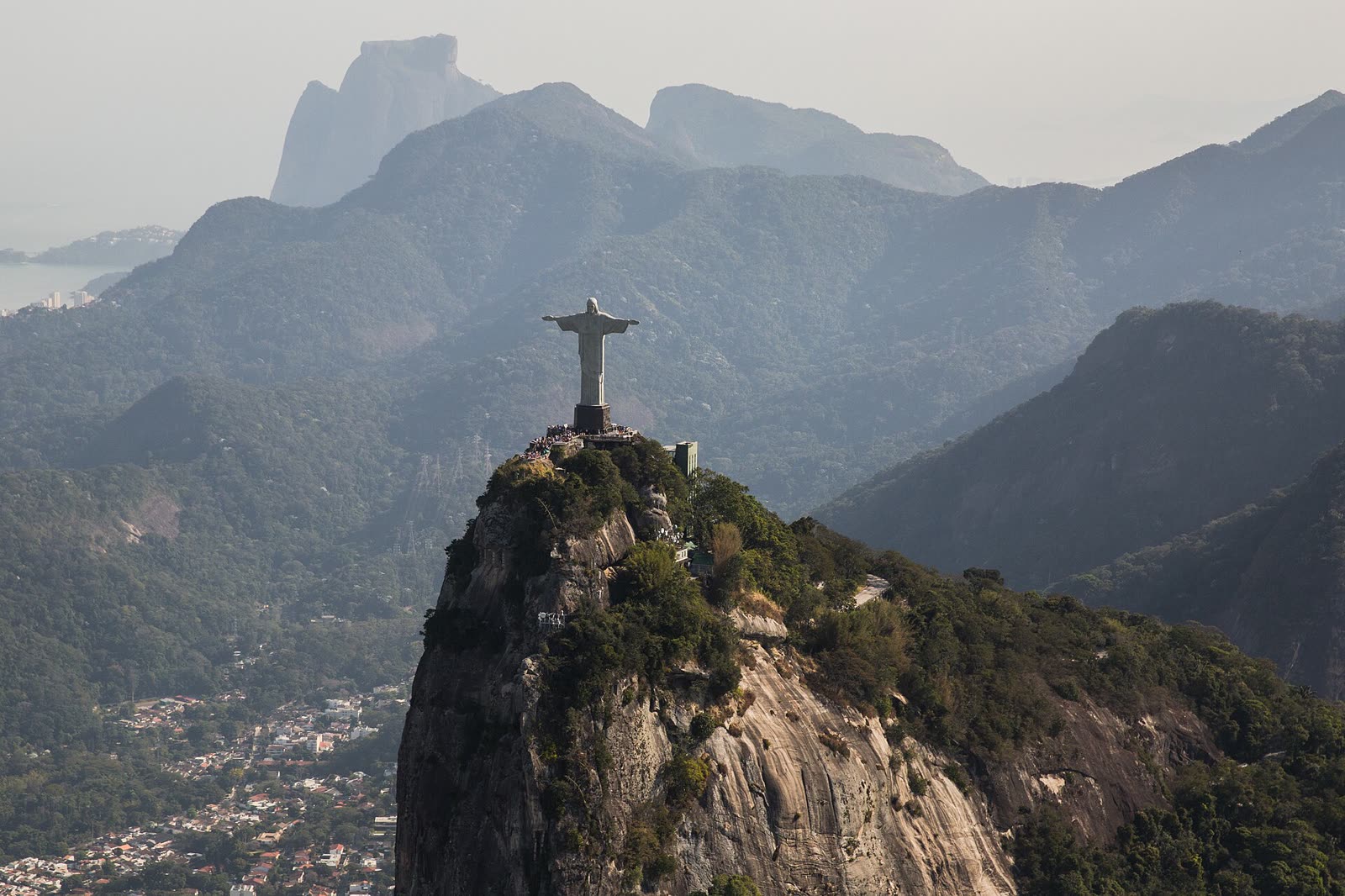 Vista panorâmica do Cristo Redentor sobre o Rio de Janeiro